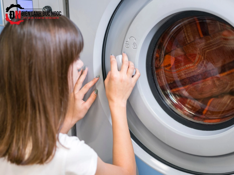 Các lỗi kỹ thuật máy giặt thường gặp không mở được cửa