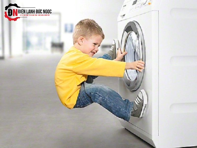 Các nguyên nhân bên ngoài khiến máy giặt không mở được cửa