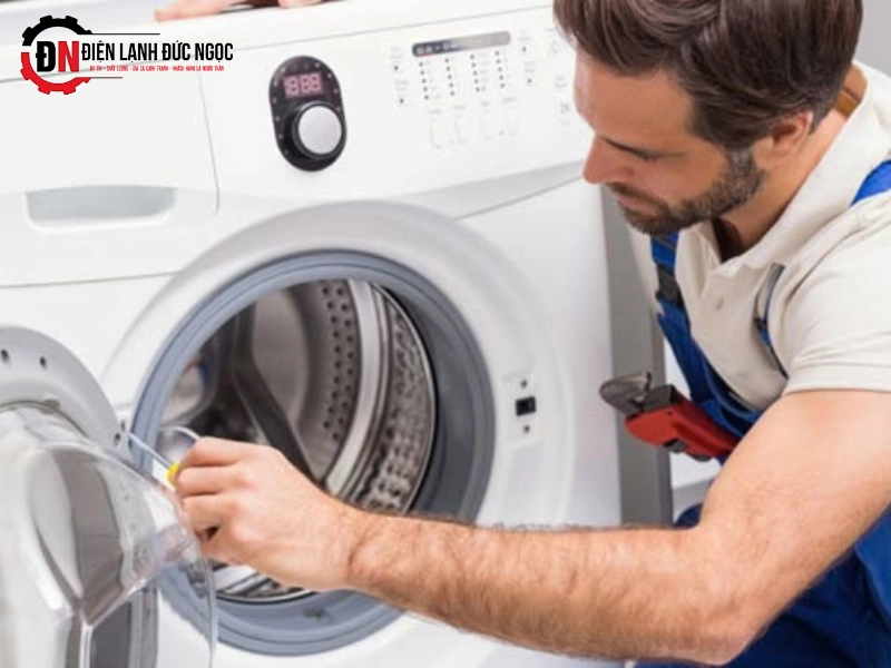 Khi nào cần gọi thợ sửa máy giặt chuyên nghiệp