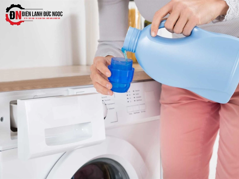Thay đổi loại nước giặt và bột giặt cho máy giặt
