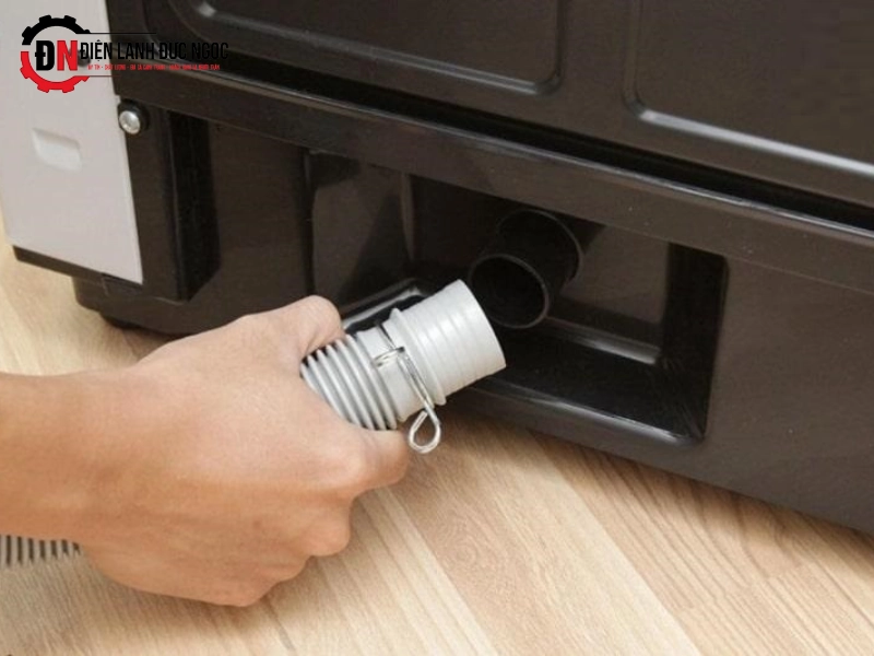 Kiểm tra vệ sinh và làm sạch ống xả nước máy giặt 