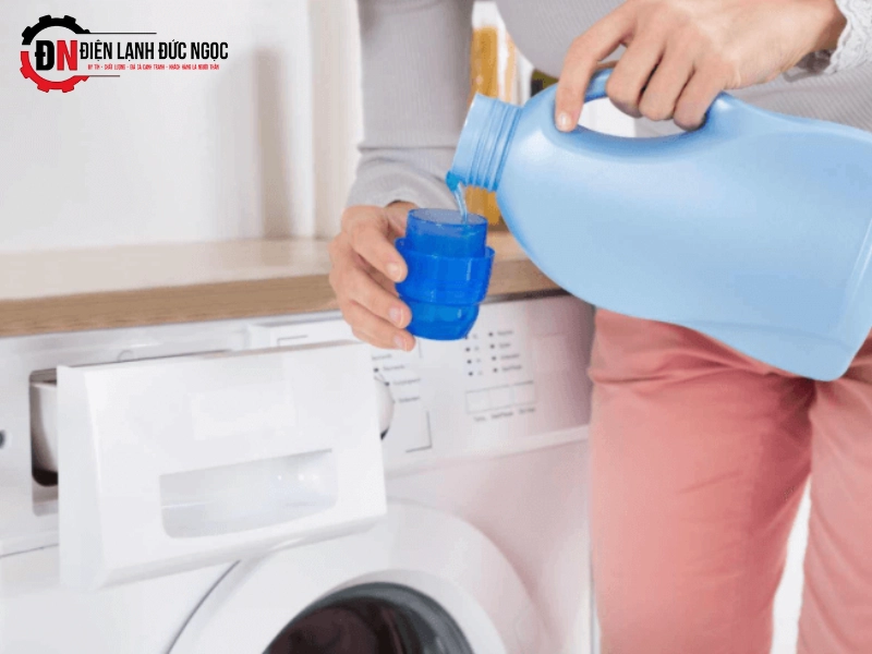 Sử dụng đúng loại bột giặt/ nước giặt phù hợp 