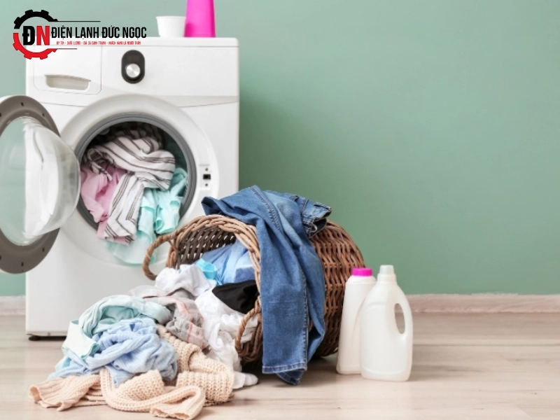 Do khối lượng quần áo quá nhiều khiến máy giặt giặt không sạch