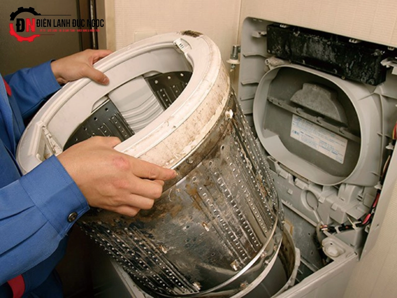 Cặn bẩn, nấm mốc tích tụ khiến máy giặt có mùi hôi